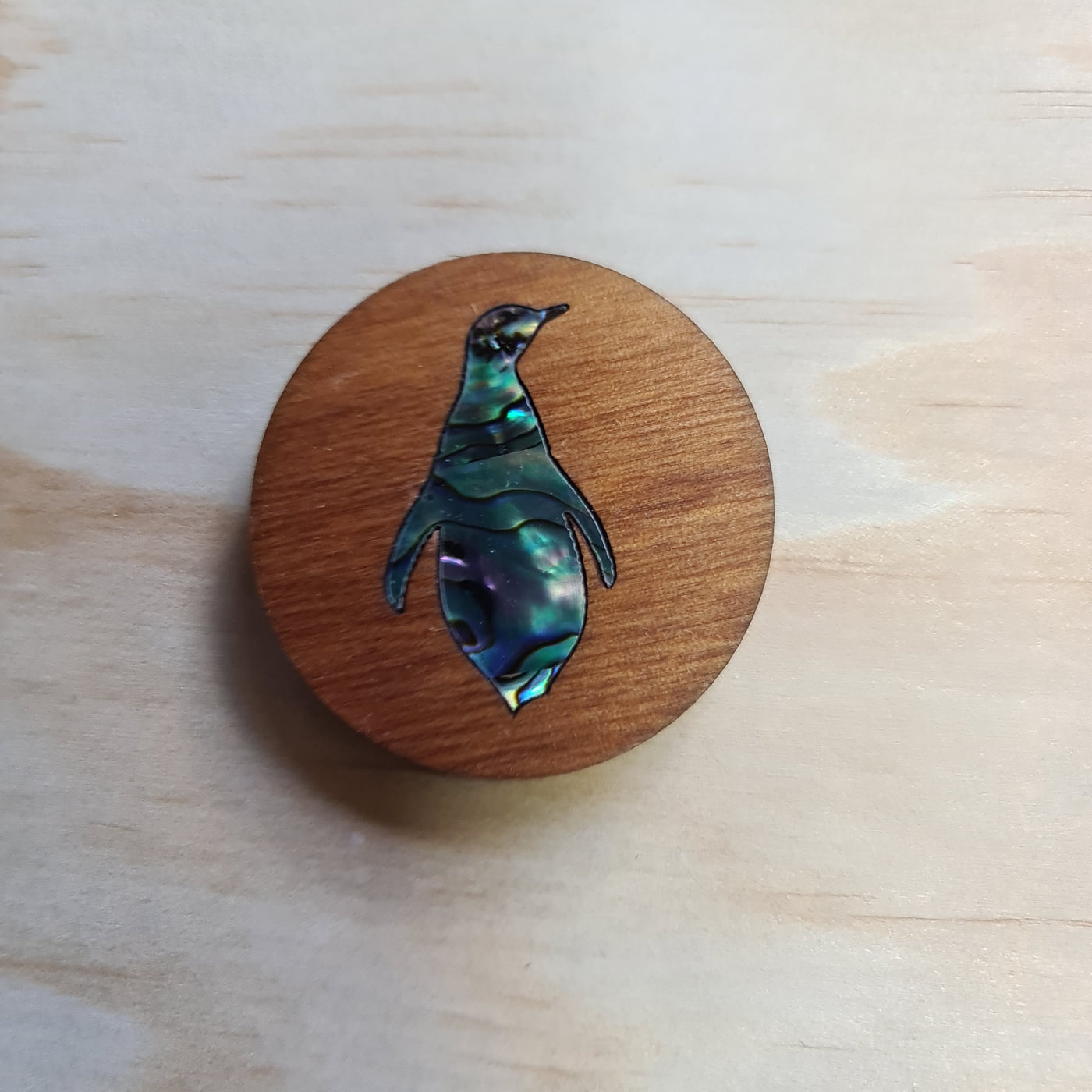 Rimu & Paua Magnet PENGUIN