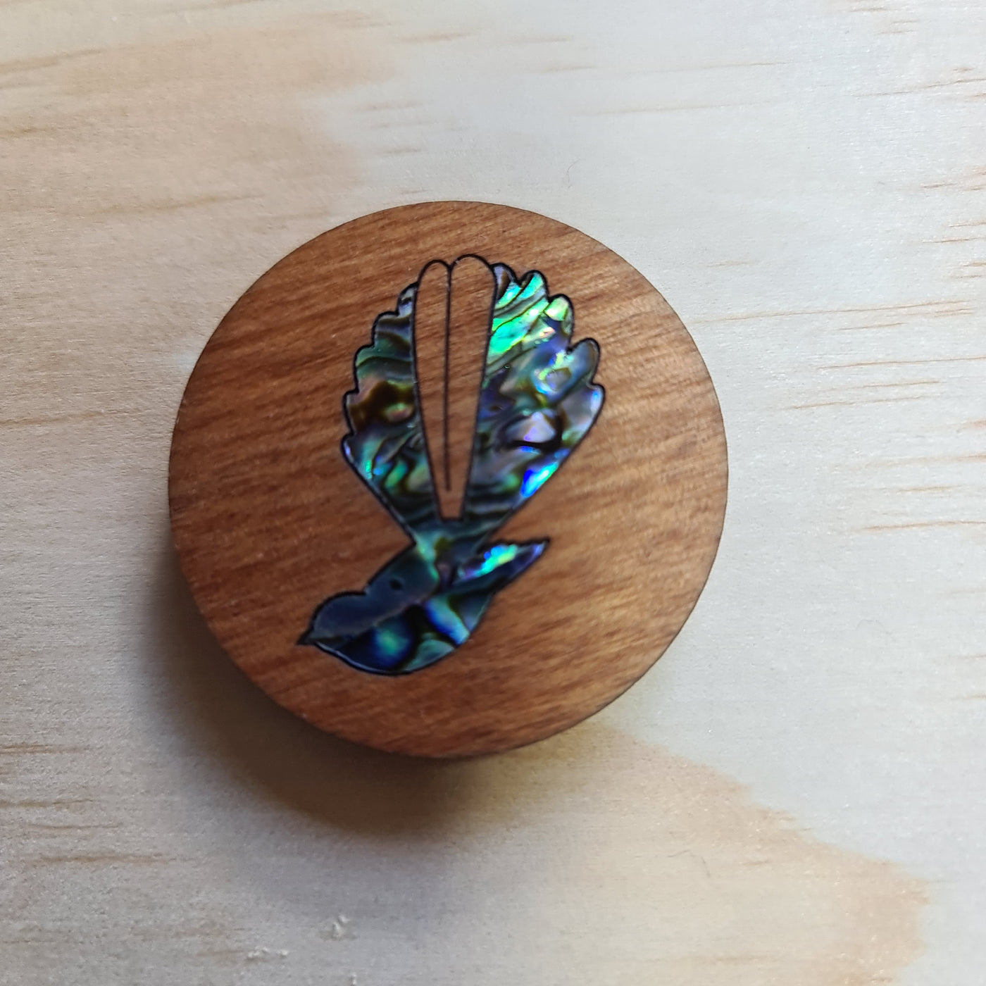 Rimu & Paua Magnet FANTAIL