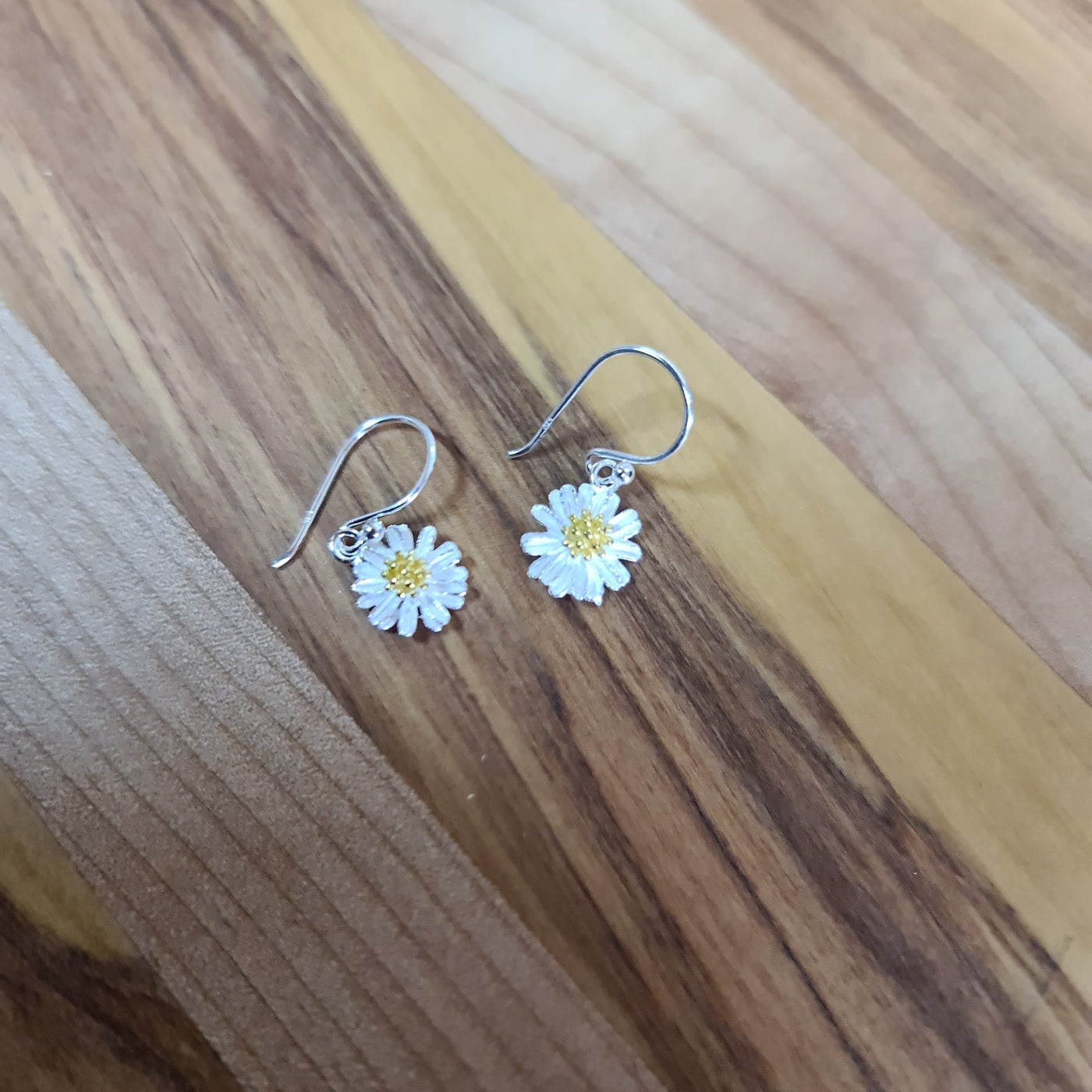 SOME  Earring 10mm Daisy Hook Gold centre