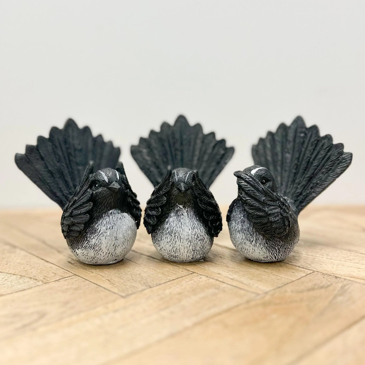 WAG TAIL BLACK/WHITE HEAR SEE SPEAK