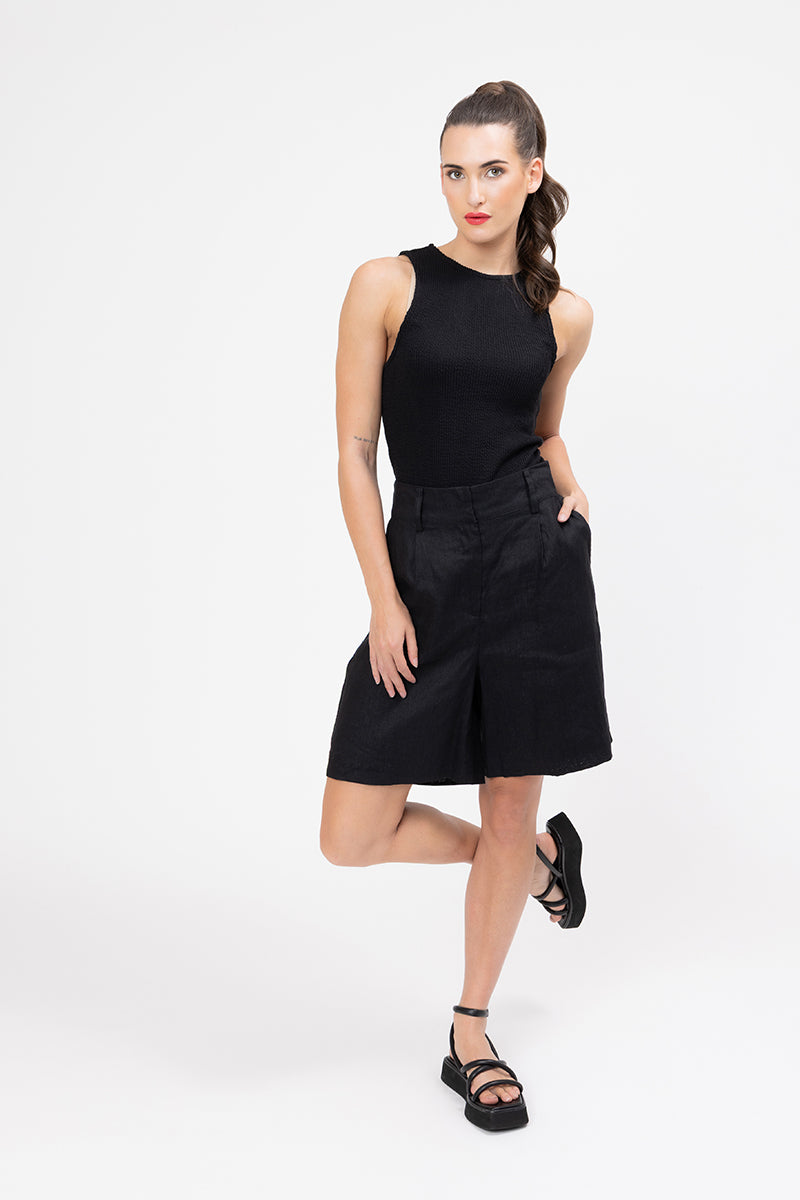 Seeking Lola Bremuda Short BLACK LINEN