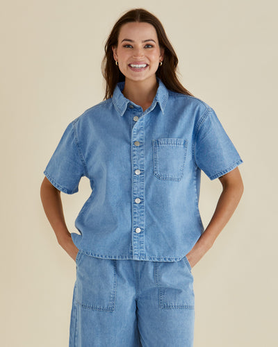 Betty Basics SAFFRA SHORT SLEEVE DENIM SHIRT MEDIUM BLUE WASH