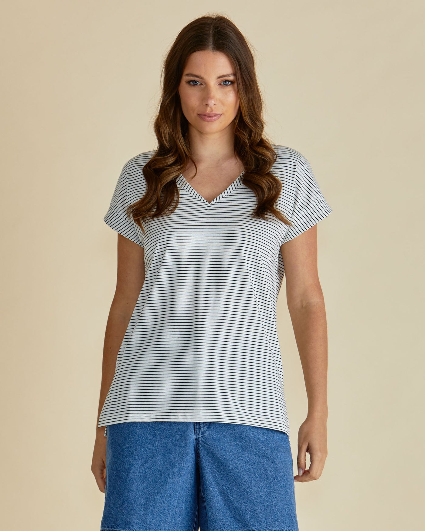 Betty Basics TRACY V NECK TEE BLACK/WHITE STRIPE